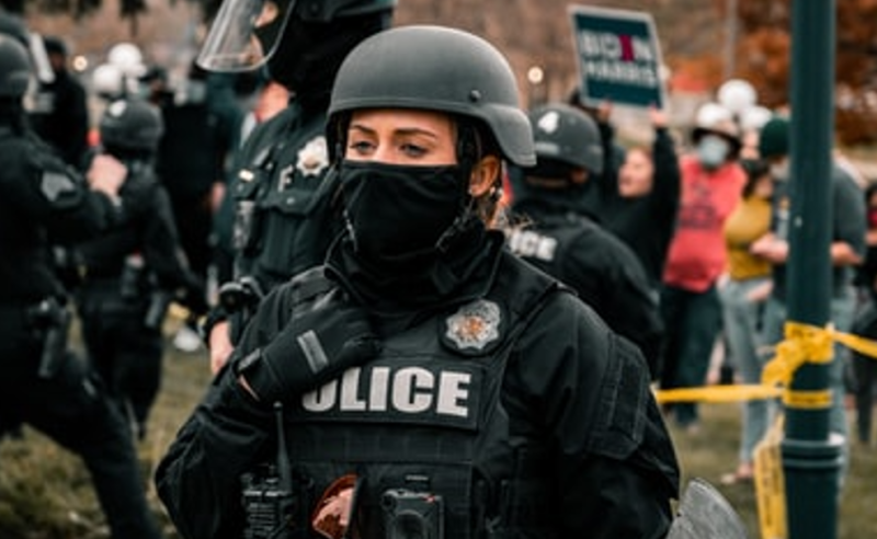 Seorang polisi wanita sedang bertugas mengamankan aksi unjuk rasa di Amerika Serikat. (Foto: Pelopor/Unsplash)