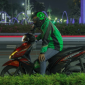 Seorang supir Gojek berhenti di pinggir jalan. (Foto: Pelopor/Unsplash)