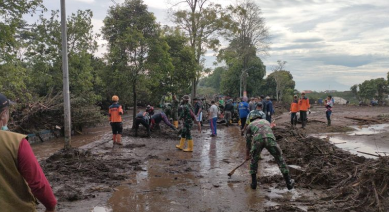 Kostrad Siagakan 100 Personel Bantu Penanggulangan Banjir Bandang di Batu Malang. (Foto: Pelopor/tniad.mil.id)