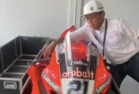 Tangkapan layar video 'Unboxing Ducati Mandalika' yang ramai beredar di media sosial. (Foto: Pelopor/Twitter)
