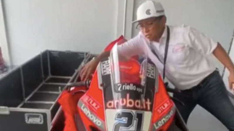 Tangkapan layar video 'Unboxing Ducati Mandalika' yang ramai beredar di media sosial. (Foto: Pelopor/Twitter)