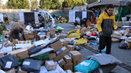 Pekerja pengiriman menyortir paket di stasiun logistik darurat di dekat Central Business District (CBD) selama festival belanja Singles' Day di Beijing, China, 11 November 2021. (Foto: Pelopor/Reuters/Tingshu Wang).