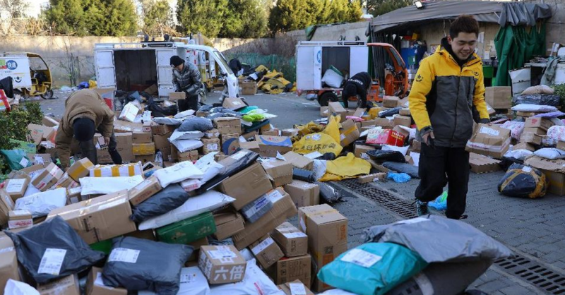 Pekerja pengiriman menyortir paket di stasiun logistik darurat di dekat Central Business District (CBD) selama festival belanja Singles' Day di Beijing, China, 11 November 2021. (Foto: Pelopor/Reuters/Tingshu Wang).