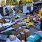 Pekerja pengiriman menyortir paket di stasiun logistik darurat di dekat Central Business District (CBD) selama festival belanja Singles' Day di Beijing, China, 11 November 2021. (Foto: Pelopor/Reuters/Tingshu Wang).