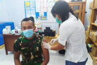 Personel Nakes Satgas Yonmek 403/WP Terima Vaksin Moderna. (Foto: Pelopor/tniad.mil.id)