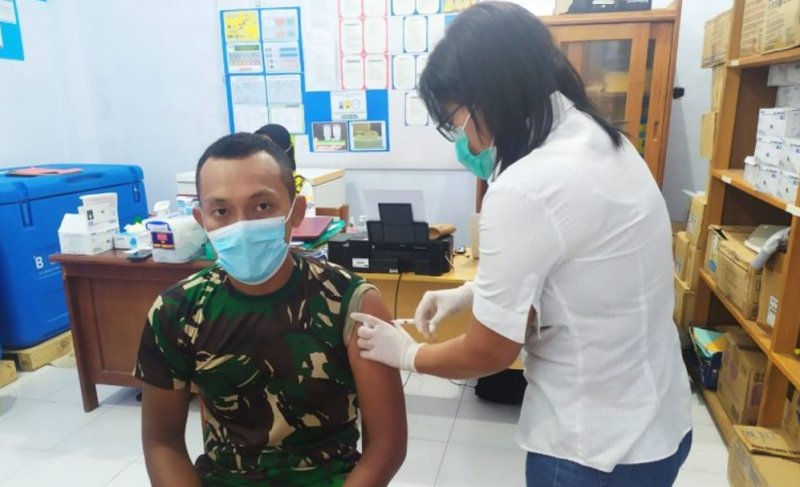 Personel Nakes Satgas Yonmek 403/WP Terima Vaksin Moderna. (Foto: Pelopor/tniad.mil.id)