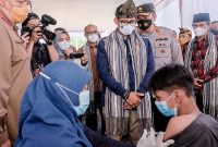 Menparekraf Sandiaga Uno saat meninjau Sentra Vaksinasi Pesona Tatsura, Lombok Tengah, NTB, Rabu (3/11/2021), (Foto:Pelopor.id/Kemenparekraf)