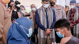 Menparekraf Sandiaga Uno saat meninjau Sentra Vaksinasi Pesona Tatsura, Lombok Tengah, NTB, Rabu (3/11/2021), (Foto:Pelopor.id/Kemenparekraf)