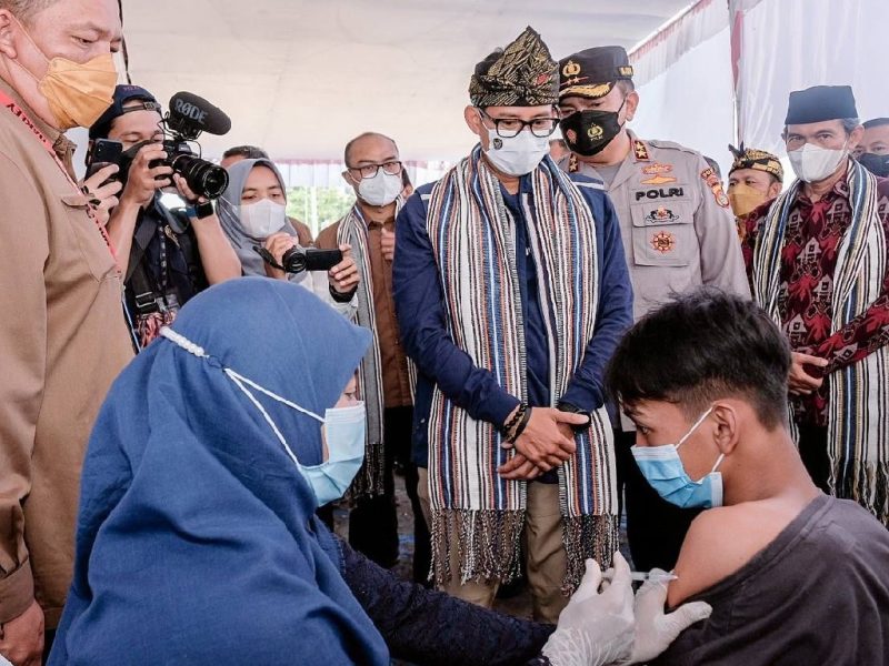Menparekraf Sandiaga Uno saat meninjau Sentra Vaksinasi Pesona Tatsura, Lombok Tengah, NTB, Rabu (3/11/2021), (Foto:Pelopor.id/Kemenparekraf)