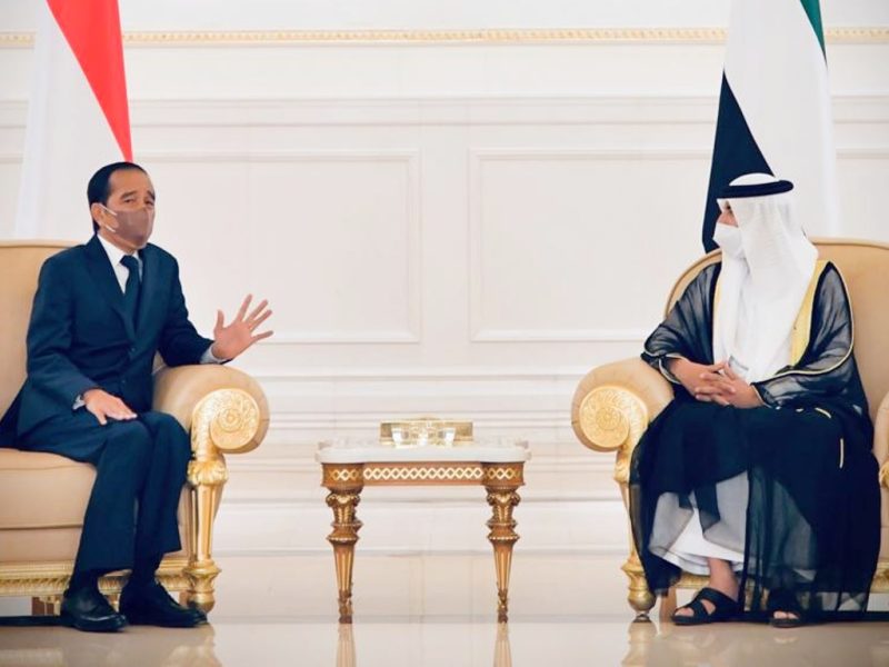 Presiden Joko Widodo berbincang dengan Menteri Energi PEA Suhail Al Mazroui, di Bandara Internasional Abu Dhabi, Rabu (03/11/2021). (Foto: Pelopor.id/BPMI Setpres/Laily Rachev)