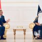Presiden Joko Widodo berbincang dengan Menteri Energi PEA Suhail Al Mazroui, di Bandara Internasional Abu Dhabi, Rabu (03/11/2021). (Foto: Pelopor.id/BPMI Setpres/Laily Rachev)