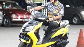 Gubernur Jawa Tengah, Ganjar Pranowo menjajal motor listrik polytron di Kabupaten Kudus, Jateng, Rabu (3/11/2021). (Pelopor.id/Humas Pemprov Jateng) 