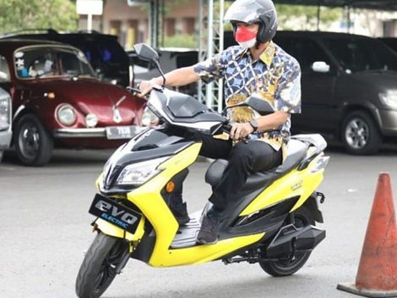 Gubernur Jawa Tengah, Ganjar Pranowo menjajal motor listrik polytron di Kabupaten Kudus, Jateng, Rabu (3/11/2021). (Pelopor.id/Humas Pemprov Jateng) 