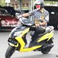Gubernur Jawa Tengah, Ganjar Pranowo menjajal motor listrik polytron di Kabupaten Kudus, Jateng, Rabu (3/11/2021). (Pelopor.id/Humas Pemprov Jateng) 