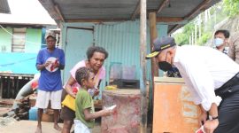 Menko PMK Muhadjir Effendy mengunjungi kampung nelayan di pesisir Kota Jayapura di Kelurahan IMBI Dok 9 RT 3. (Foto:Pelopor.id/Kemenko PMK)