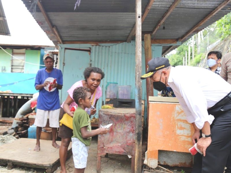 Menko PMK Muhadjir Effendy mengunjungi kampung nelayan di pesisir Kota Jayapura di Kelurahan IMBI Dok 9 RT 3. (Foto:Pelopor.id/Kemenko PMK)