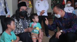 Prof. Zudan menuntaskan pemberian dokumen kependudukan bagi anak bernama Cordosega yang disebut memiliki nama terpanjang di Tuban. (Foto:Pelopor.id/Disdukcapil)