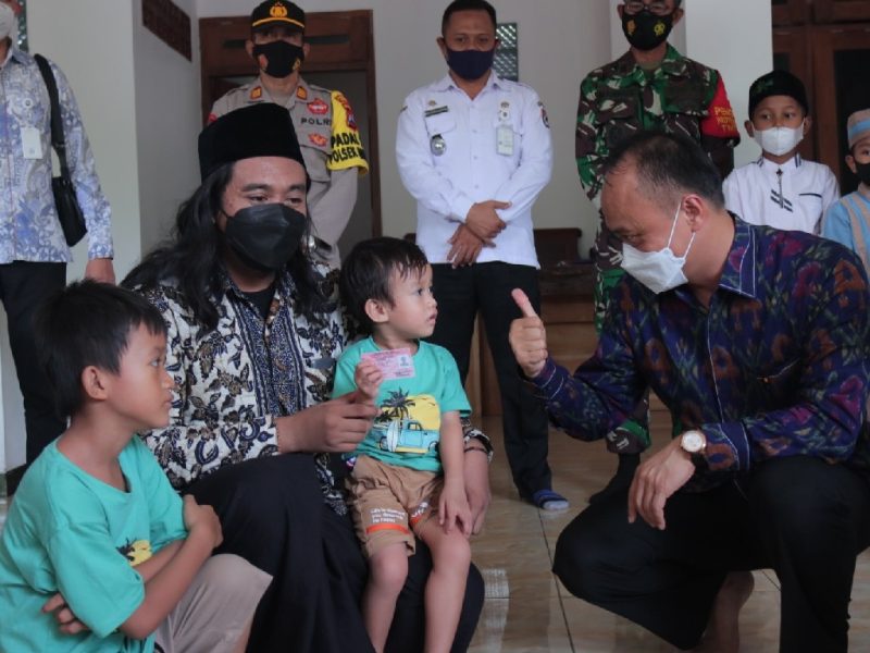 Prof. Zudan menuntaskan pemberian dokumen kependudukan bagi anak bernama Cordosega yang disebut memiliki nama terpanjang di Tuban. (Foto:Pelopor.id/Disdukcapil)