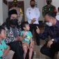 Prof. Zudan menuntaskan pemberian dokumen kependudukan bagi anak bernama Cordosega yang disebut memiliki nama terpanjang di Tuban. (Foto:Pelopor.id/Disdukcapil)