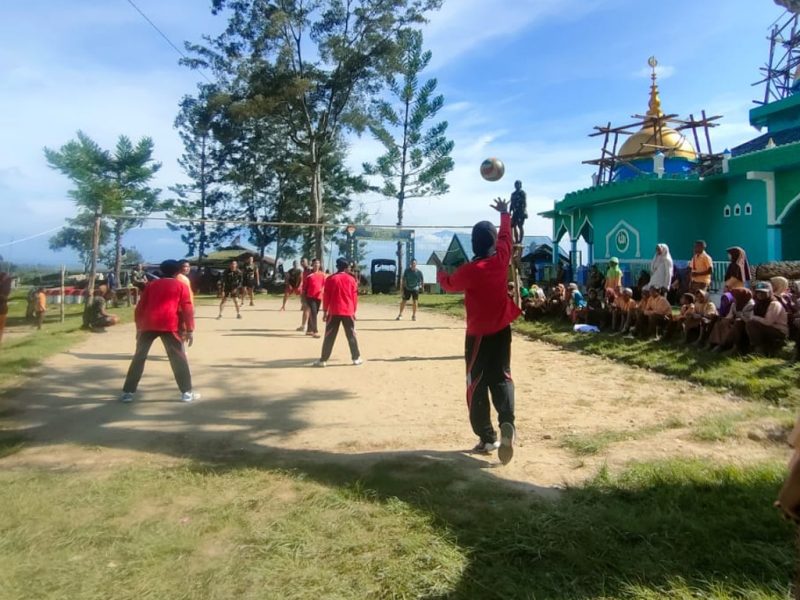 Meriahkan Hari Pahlawan, Yonif RK 751/VJS Olahraga Bersama Guru dan Masyarakat. (Foto:Pelopor.id/TNIAD)