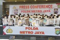 Peras Korban Lewat Aplikasi Kencan, 48 WNA Diamankan Polisi. (Foto: Pelopor.id/Tribrata)