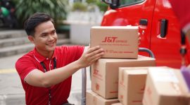 karyawan J&T Express menyusun paket untuk dikirim. (Foto:Pelopor.id/J&T)