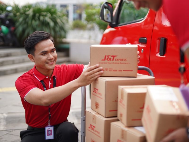 karyawan J&T Express menyusun paket untuk dikirim. (Foto:Pelopor.id/J&T)