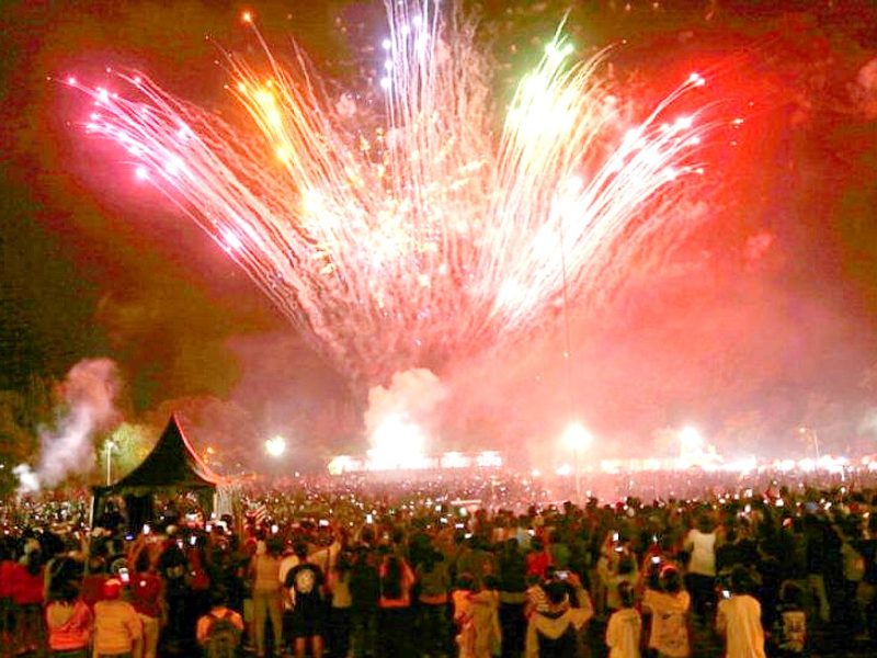 Ilustrasi Kembang api saat malam pergantian tahun. (Foto: Pelopor.id/BaliTribun)