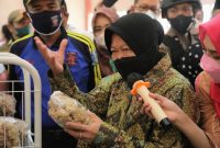 Menteri Sosial Tri Rismaharini menyapa kelompok rentan di Kota Pasuruan, Jawa Timur, pada Sabtu (06/11/2021). (Foto: Pelopor/Kemensos)