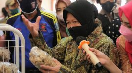 Menteri Sosial Tri Rismaharini menyapa kelompok rentan di Kota Pasuruan, Jawa Timur, pada Sabtu (06/11/2021). (Foto: Pelopor/Kemensos)
