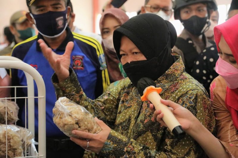 Menteri Sosial Tri Rismaharini menyapa kelompok rentan di Kota Pasuruan, Jawa Timur, pada Sabtu (06/11/2021). (Foto: Pelopor/Kemensos)