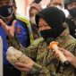 Menteri Sosial Tri Rismaharini menyapa kelompok rentan di Kota Pasuruan, Jawa Timur, pada Sabtu (06/11/2021). (Foto: Pelopor/Kemensos)