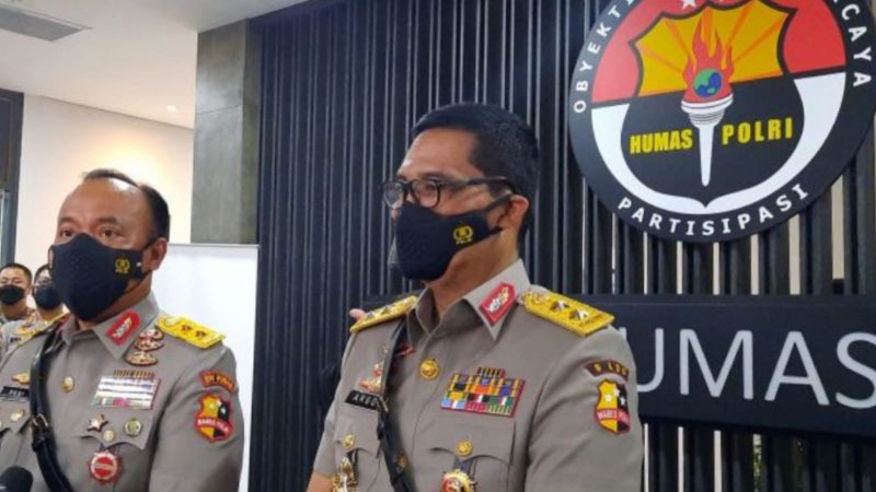 Irjen Pol. Dedi Prasetyo (kiri) resmi menjadi Kepala Divisi Humas Polri menggantikan Irjen Pol. Raden Prabowo Argo Yuwono (kanan), yang saat ini menjabat sebagai Asisten Logistik Kapolri. (Foto: Pelopor/Tribratanews)