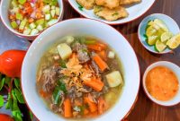 Sup iga sapi dengan sajian pelengkapnya. (Foto: Pelopor/Cookpad)