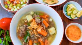 Sup iga sapi dengan sajian pelengkapnya. (Foto: Pelopor/Cookpad)