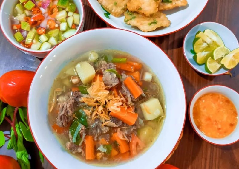 Sup iga sapi dengan sajian pelengkapnya. (Foto: Pelopor/Cookpad)