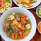 Sup iga sapi dengan sajian pelengkapnya. (Foto: Pelopor/Cookpad)
