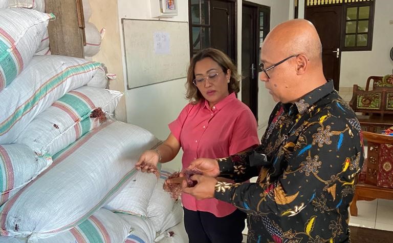 Fajar Wibhiyadi, Direktur Utama PT Kliring Berjangka Indonesia (Persero) bersama Ni Nyoman Robek, Pimpinan PT Rahmat Bahari Indonesia tengah meninjau gudang rumput laut milik PT Rahmat Bahari Indonesia di kawasan Tabanan, Bali