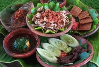 Nasi Ayam Merangkat, kuliner khas Desa Wisata Bonjeruk, Lombok, Nusa Tenggara Barat. (Foto: Pelopor/Ist.)