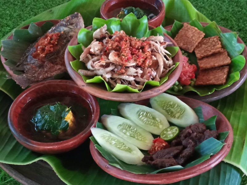 Nasi Ayam Merangkat, kuliner khas Desa Wisata Bonjeruk, Lombok, Nusa Tenggara Barat. (Foto: Pelopor/Ist.)