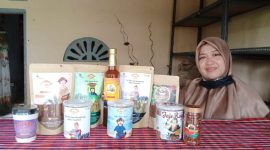 Yosi Eka Kurniawati dengan beragam produk Ombak Food. (Foto: Pelopor/Ist.)