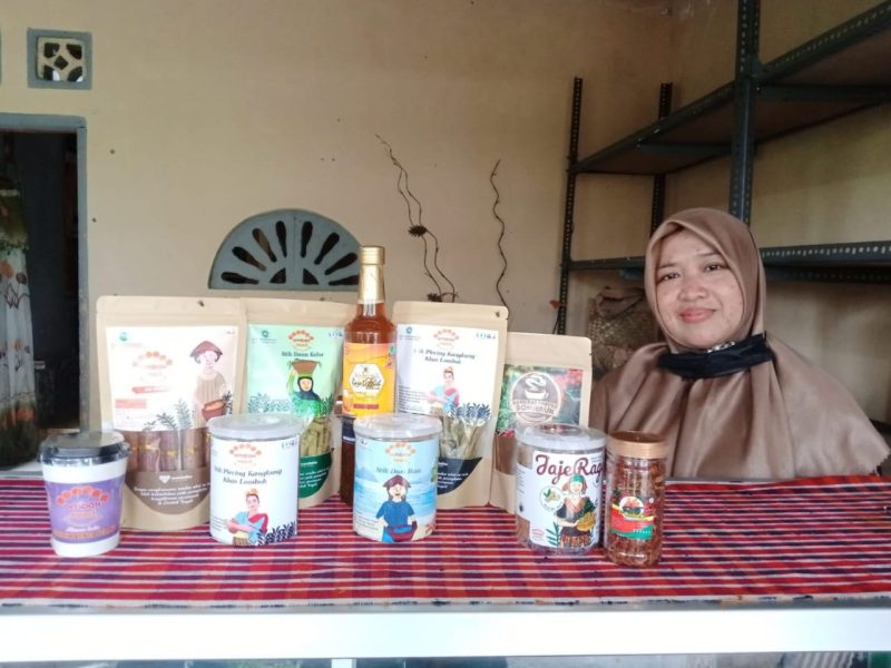 Yosi Eka Kurniawati dengan beragam produk Ombak Food. (Foto: Pelopor/Ist.)