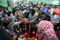 Menteri Sosial (Mensos) Tri Rismaharini mengunjungi para pengungsi korban banjir di Gedung Olahraga Komite Nasional Olahraga Indonesia (KONI) Kota Palangkaraya, Kalimantan Tengah, pada Selasa (23/11/2021). (Foto: Pelopor/Kemensos)