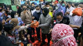 Menteri Sosial (Mensos) Tri Rismaharini mengunjungi para pengungsi korban banjir di Gedung Olahraga Komite Nasional Olahraga Indonesia (KONI) Kota Palangkaraya, Kalimantan Tengah, pada Selasa (23/11/2021). (Foto: Pelopor/Kemensos)