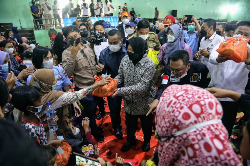 Menteri Sosial (Mensos) Tri Rismaharini mengunjungi para pengungsi korban banjir di Gedung Olahraga Komite Nasional Olahraga Indonesia (KONI) Kota Palangkaraya, Kalimantan Tengah, pada Selasa (23/11/2021). (Foto: Pelopor/Kemensos)