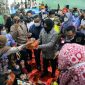 Menteri Sosial (Mensos) Tri Rismaharini mengunjungi para pengungsi korban banjir di Gedung Olahraga Komite Nasional Olahraga Indonesia (KONI) Kota Palangkaraya, Kalimantan Tengah, pada Selasa (23/11/2021). (Foto: Pelopor/Kemensos)