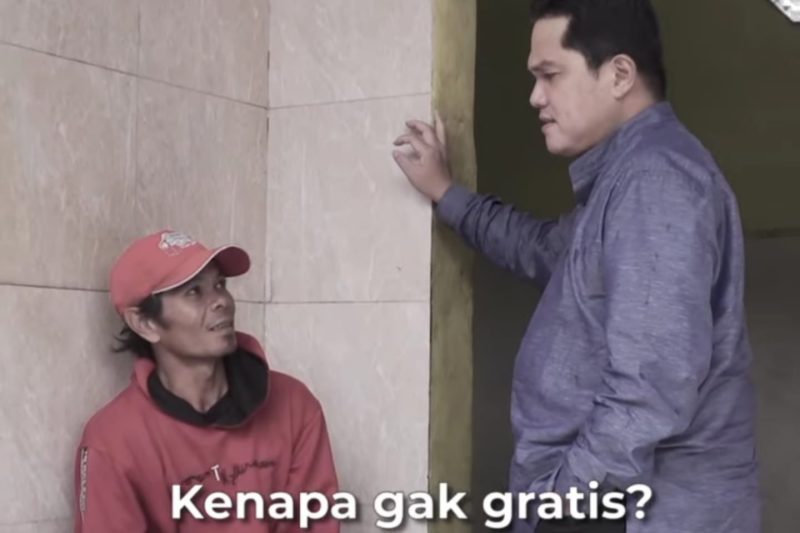 Tangkapan layar video Menteri BUMN Erick Thohir bertanya kepada penjaga toilet di SPBU Pertamina. (Foto: Pelopor/Instagram @erickthohir)