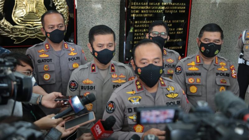 Kadiv Humas Polri Irjen Pol Dedi Prasetyo beserta jajarannya dalam jumpa pers di Mabes Polri, Selasa (23/11/2021). (Foto: Pelopor/Tribratanews)