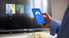 Ilustrasi orang menggunakan aplikasi streaming film. (Foto: Pelopor/Pixabay)