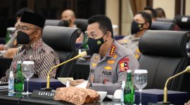 Rapat koordinasi lintas sektoral membahas antisipasi potensi lonjakan Covid-19 saat perayaan Natal 2021 dan Tahun Baru 2022 (Nataru). (Foto: Pelopor/Tribratanews)